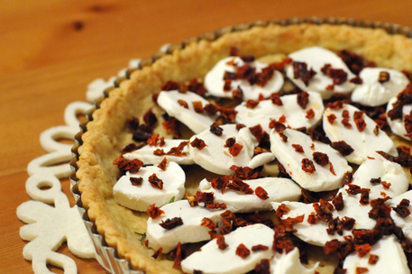 Goats cheese and dried tomatoes quiche