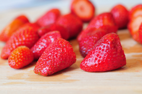 התותים לפני פריסתם לחצאים ושלישים