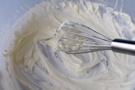 חמאה ואבקת סוכר במרקם חלק וקרמי, לאחר טריפתם יחדיו